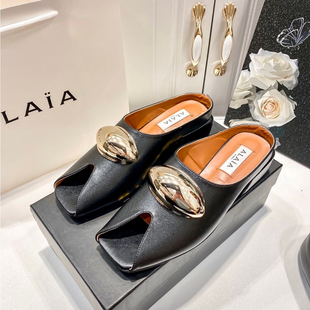 Alaia Black and Gold Sandals with Elegant Design